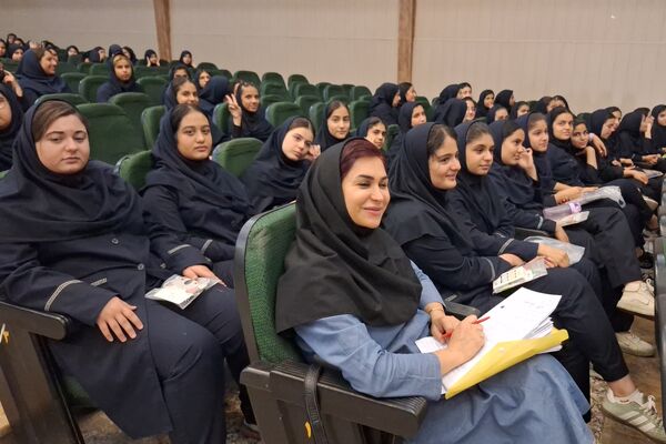 تجلیل از دانش‌آموزان رتبه‌های برتر دبیرستان پویش ناحیه 3 شیراز 