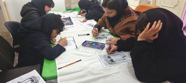 نمایشگاه هنری دانش آموزان در دبیرستان مهردخت 