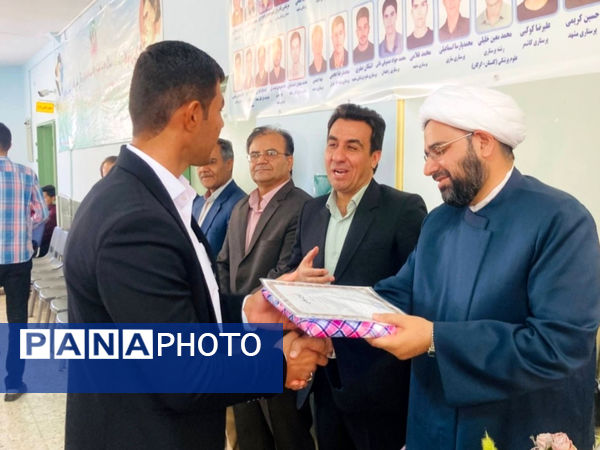  از دانش‌آموزان برتر کنکور در «جشن ستارگان» دبیرستان نمونه آیت‌الله خامنه‌ای تجلیل شد 