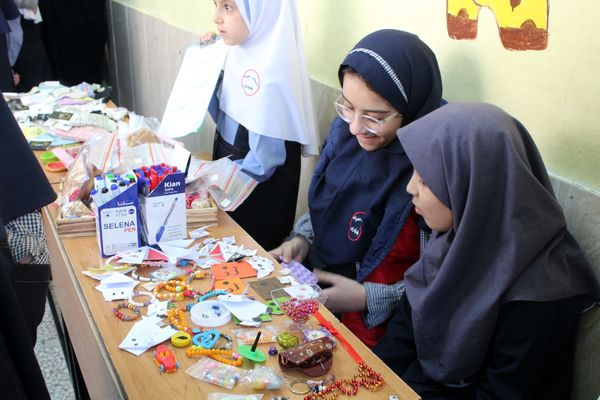 بازارچه دست‌سازه‌های دانش‌آموزی دبستان شهید بختیاری ناحیه 1 کرج