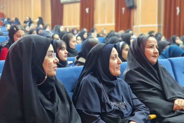 آیین تجلیل و اختتامیه طرح‌های آموزشی معاونت آموزش متوسطه و برگزیدگان رتبه‌های برتر آموزشی در قرچک