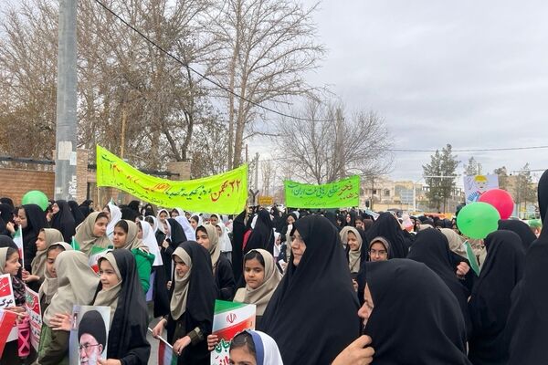حضور پرشور فرهنگیان، دانش‌آموزان و اقشار مختلف مردم در راهپیمایی ۲۲بهمن