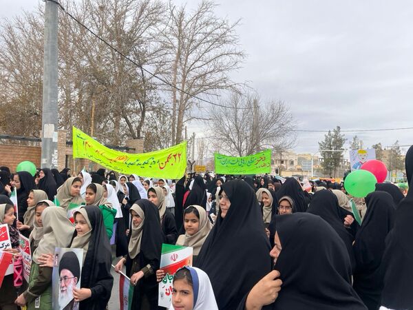 حضور پرشور فرهنگیان، دانش‌آموزان و اقشار مختلف مردم در راهپیمایی ۲۲بهمن