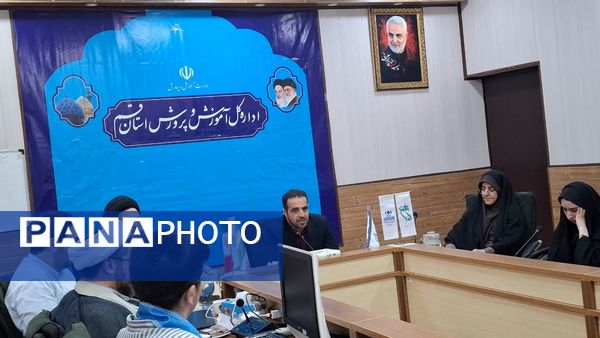 نشست صمیمی اعضای مجلس دانش‌آموزی و خبرنگاران پانا با معاون تربیت‌بدنی و سلامت آموزش و پرورش قم