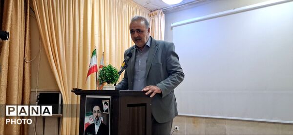 افتتاح نمایشگاه نقاشی  شهدای دانش آموز میناب مهربان
