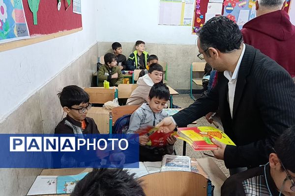 حضور سرزده مدیرکل آموزش و پرورش شهرستان‌های تهران در دبستان حافظ منطقه عباس آباد ناحیه یک شهرری