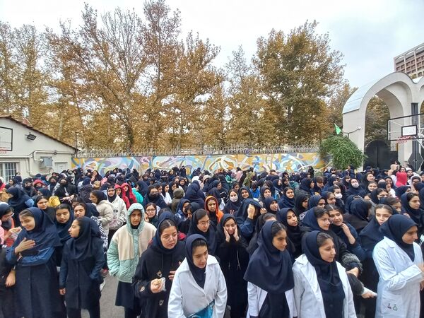 نمایشگاه دست‌سازه در دبیرستان مصلی نزاد حضرت زهرا(س) ناحیه سه
