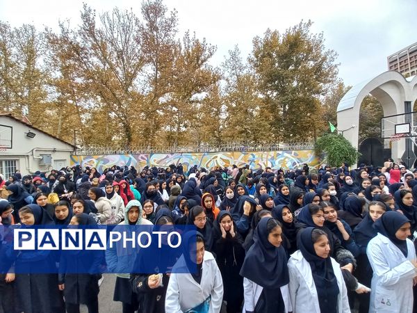 نمایشگاه دست‌سازه در دبیرستان مصلی نزاد حضرت زهرا(س) ناحیه سه