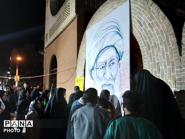 اثر انگشت هایی که قاب رهبر شهید را کامل کردند 