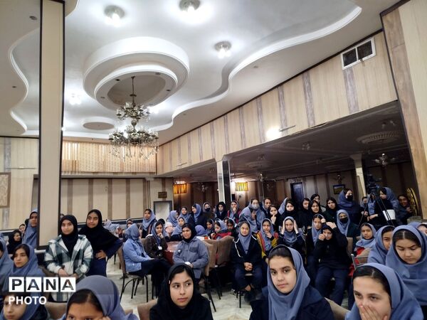 مراسم تقدیر و تشکر از دانش آموزان برتر درسی، اخلاقی و نماز جماعت در دبیرستان دخترانه دانشور 2 
