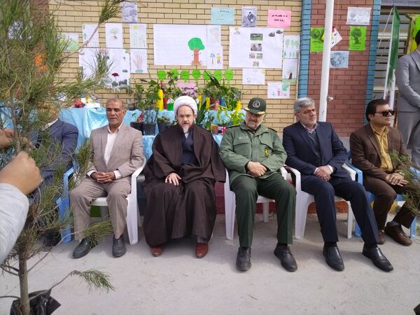 روز درختکاری و روز آموزش همگانی حفظ محیط زیست در مدرسه پویندگان فرهنگ شهرستان خلیل آباد 
