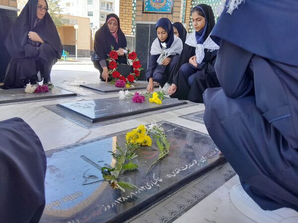 بازدید دانش‌آموزان از نمایشگاه دفاع مقدس واقع در مقبره شهدای گمنام شهرستان ورامین