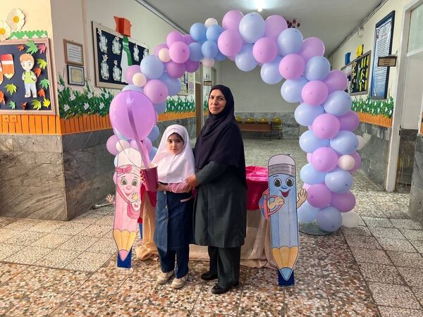 برگزاری جشن شکوفه‌ها در دبستان دخترانه المهدی ناحیه 2 کرج 