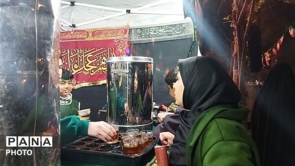 سقاخانه قمر بنی هاشم در چهل و یکمین شب از اجتماعات مردمی نیشابور 
