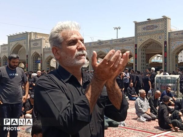 حال و هوای زائران حریم رضوی در ظهر عاشورای حسینی