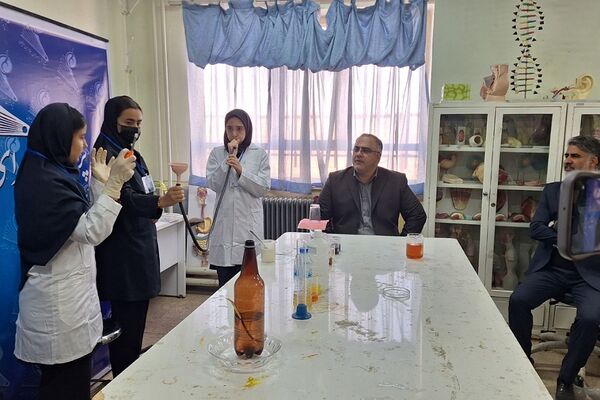 شور علمی دانش آموزان فشافویه در آیین گرامیداشت روز آزمایشگاه