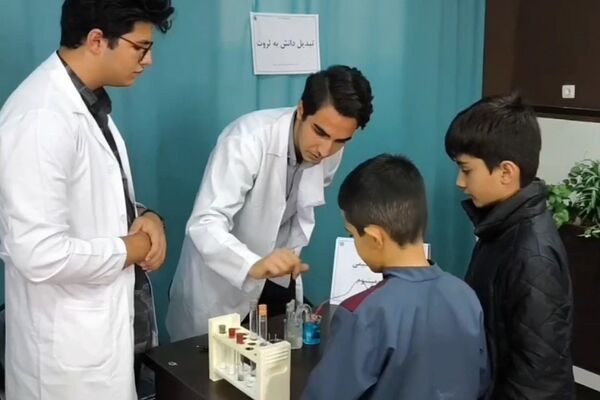 نمایشگاه آزمایشگاهی در دبیرستان استعدادهای درخشان شهید بهشتی رودهن 