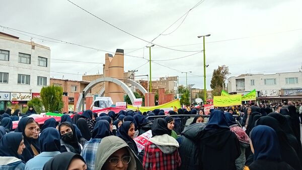 حماسه‌آفرینی دانش‌آموزان کمیجانی در راهپیمایی۱۳ آبان 