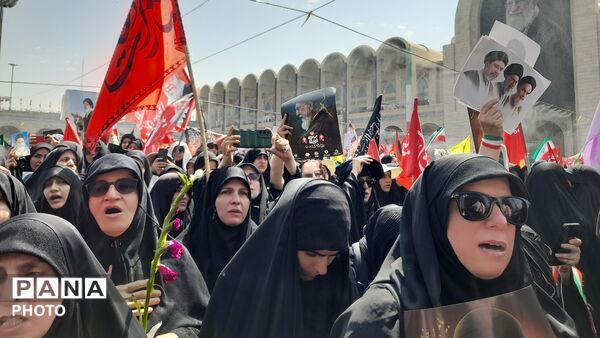تجدید میثاق با آرمان‌های انقلاب، تهران در سوگِ رهبر شهید یکپارچه سیاه پوش شد