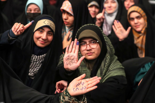 دیدار جمعی از رأی اولی‌ها و خانواده‌های شهدا با رهبر انقلاب اسلامی