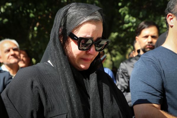  مراسم تشییع پیکر هوشنگ حریرچیان در  خانه هنرمندان اصفهان