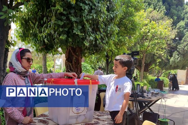 حضور پرشور مردم شیرازدرشعبه اخذ رأی حافظیه 