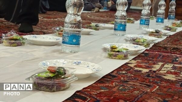 هنر دانش‌آموزان بر سفره افطار مسجد 
