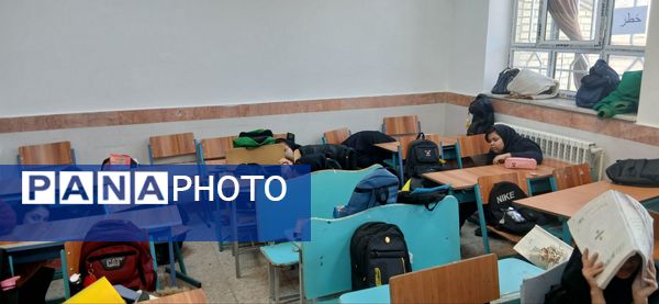 مانور زلزله  در دبیرستان حجت‌ الاسلامی نیشابور 