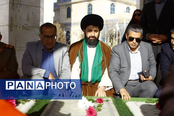 آغاز دهه فجر فیروزکوه با گلباران مزار شهدای گمنام