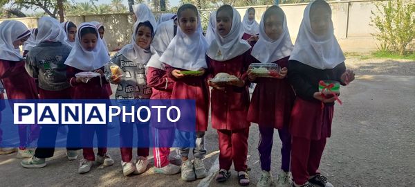 صبحانه نمادین دانش‌آموزان دبستان مولوی فین