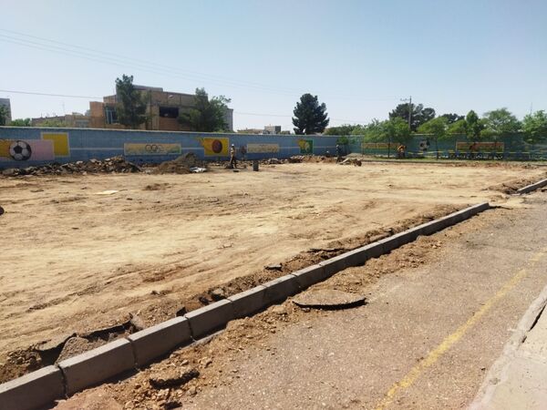 پیش رویی در ساخت چمن مصنوعی دبیرستان نمونه دانش کاشمر