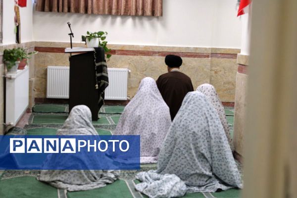 اقامه نماز جماعت در دبیرستان هجرانی پردیس به امامت امام جمعه شهرستان