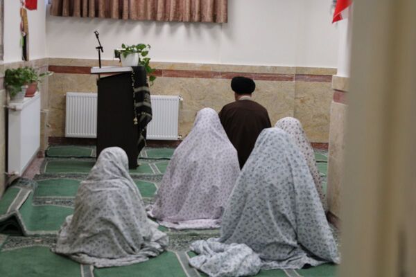 اقامه نماز جماعت در دبیرستان هجرانی پردیس به امامت امام جمعه شهرستان