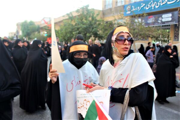 حماسه حضور نوجوانان کفن‌پوش قمی در راهپیمایی «عهد خون»