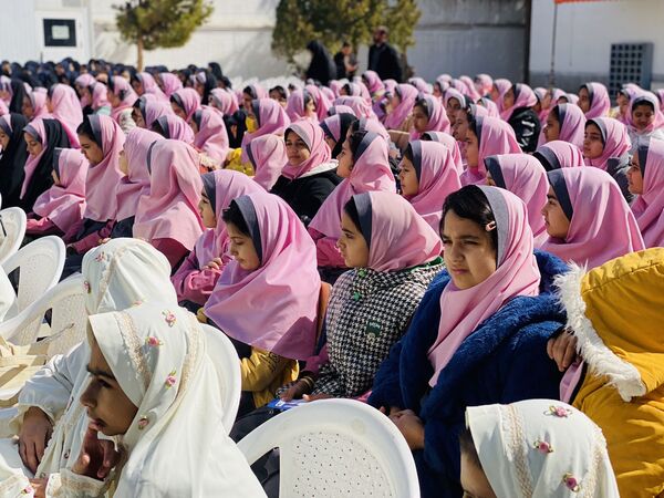 نواختن زنگ جشن نیکوکاری در دبستان زینب قهرمانی مه ولات