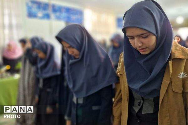  پیچیدن عطر نماز جماعت در مدرسه شهدای هسته‌ای قرچک