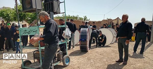 حرکت دسته های عزاداری در روستای فرشه
