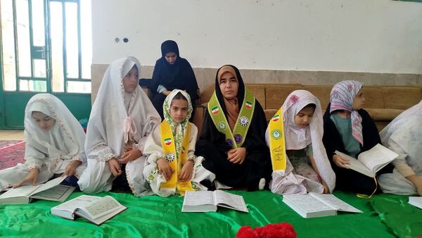 اعتکاف دانش‌آموزی در مسجد امام حسین(ع) روستای تپه‌گجی منطقه بیرانوند 