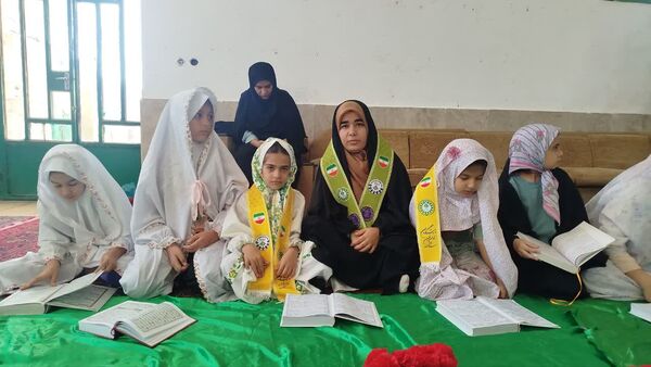 اعتکاف دانش‌آموزی در مسجد امام حسین(ع) روستای تپه‌گجی منطقه بیرانوند 