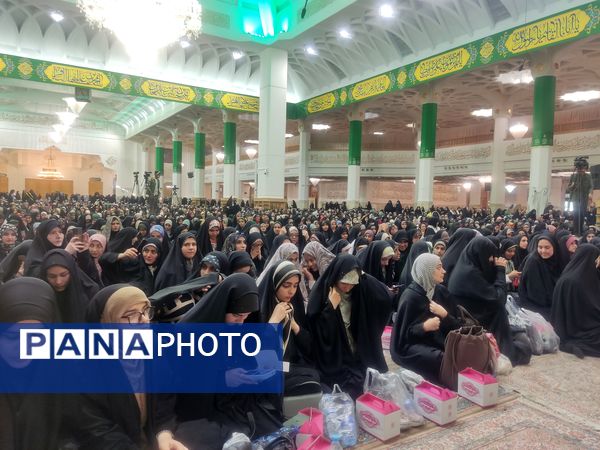 اجتماع دختران دانشجو در حرم مطهر حضرت معصومه (س) به مناسبت روز دختر  