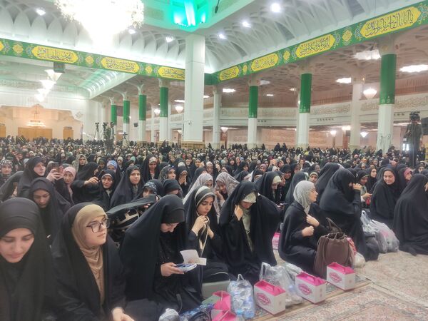 اجتماع دختران دانشجو در حرم مطهر حضرت معصومه (س) به مناسبت روز دختر  