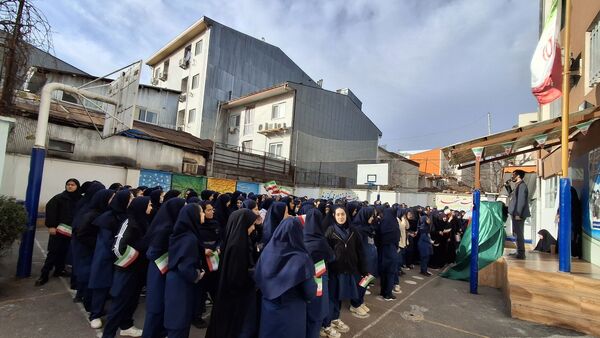 آغاز جشن‌های دهه فجر در مدارس؛ زنگ انقلاب امسال با ایران‌مون نواخته شد