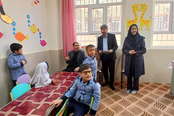 نشست نماینده آباده با مدیر آموزش و پرورش 
