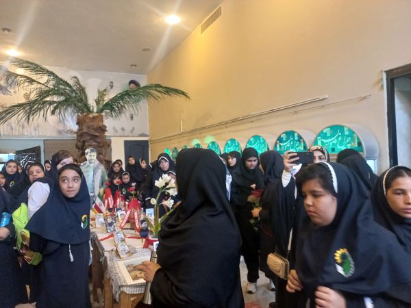 غبارروبی مزارشهدا توسط دانش‌آموزان منطقه ۱۳