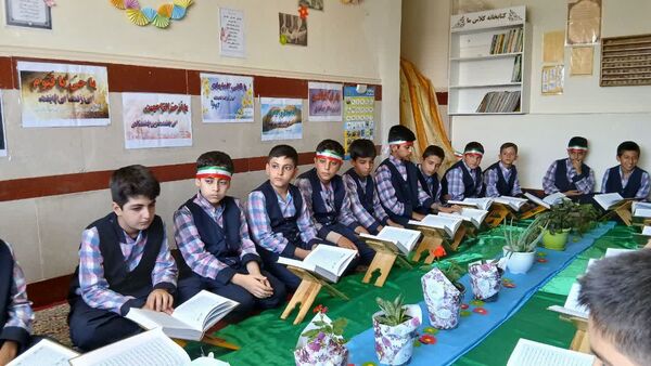 برپایی مراسم انس با قرآن کریم و مسابقات ورزشی در مدرسه شهید بختیاری شازند