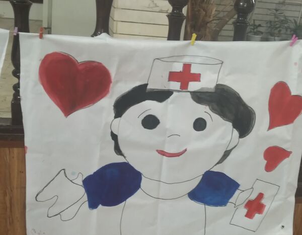 طرح نقاشی گروهی رو پارچه به‌مناسبت روز پرستار در دبستان مبتکران ۳ مشهد