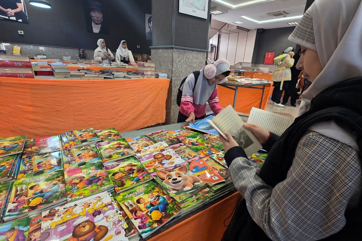 بازدید علمی دانش‌آموزان از نمایشگاه کتاب رباط‌کریم