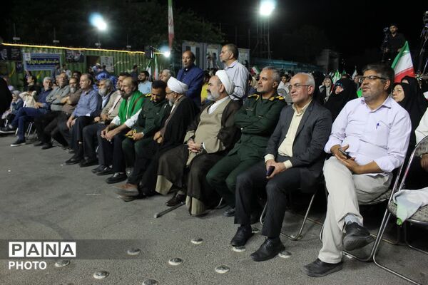 تجدید میثاق هنرمندان یزدی با آرمان‌های انقلاب در میدان امام حسین (ع)