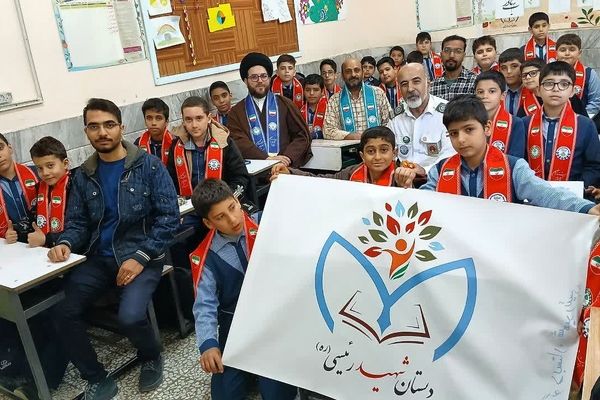 آشنایی دانش‌آموزان دبستان شهید رئیسی قم با مهارت‌های تشکیلاتی پیشتازان