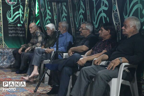 روضه‌خوانی کنار ریل قطار یزد؛ آیینی متفاوت در مسیر عبور شهروندان